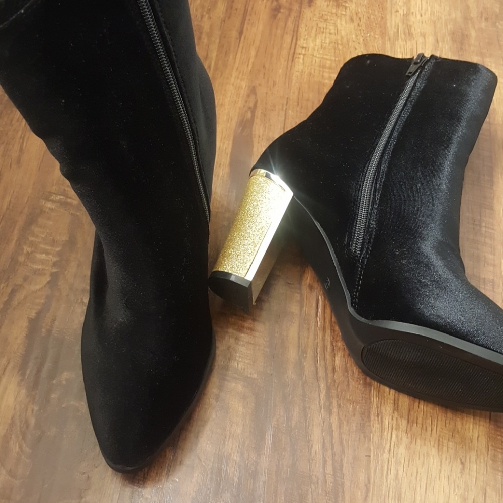Black boots with black glitter detail on the heel.